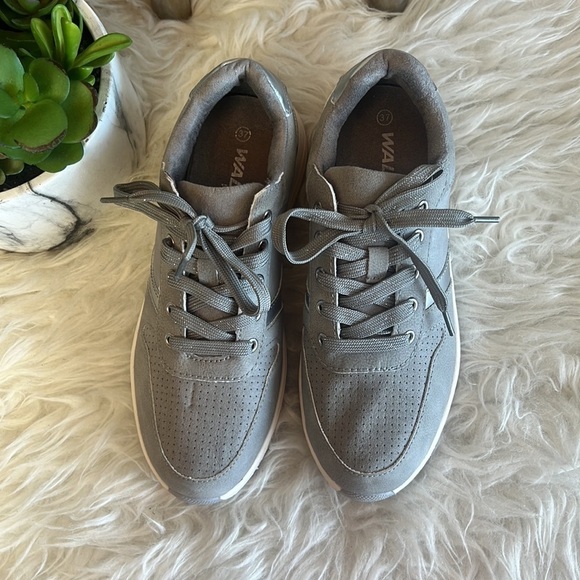 Walkx Women’s Gray/Silver Glitter Lace up Sneakers Size EU 37 - Picture 3 of 13